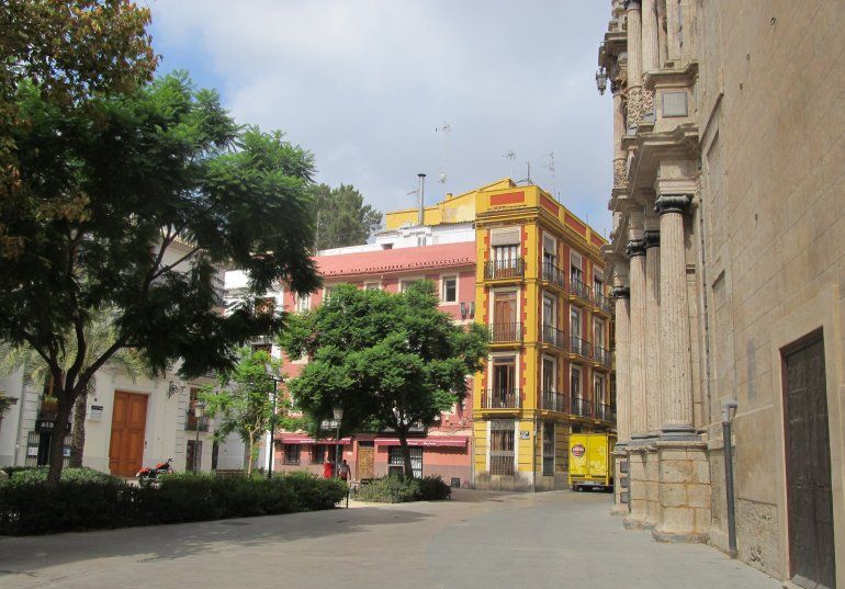 Hallan a un hombre inconsciente y con una fractura en el cráneo en una calle de Valencia